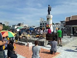 Ya Mo Monument